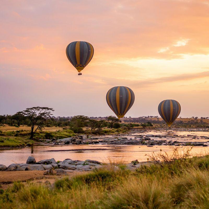 Luxury Safari Planning: What Client Feedback Teaches Us About Better Safari Experiences 17 Hot air balloons over the Mara River at sunrise